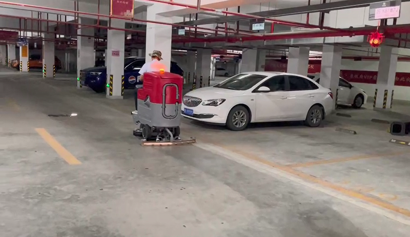地下停車場(chǎng)使用洗地機(jī)效果太好了 地下停車場(chǎng)使用洗地機(jī)效果太好了